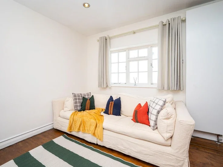 Flat Conway Street in Greater London