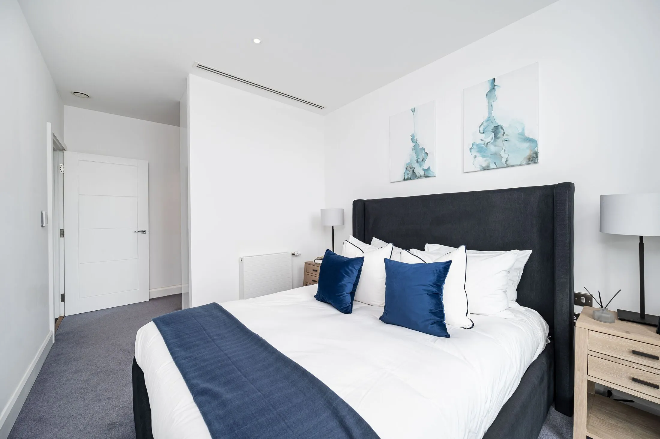 Flat Harbour Way in Greater London