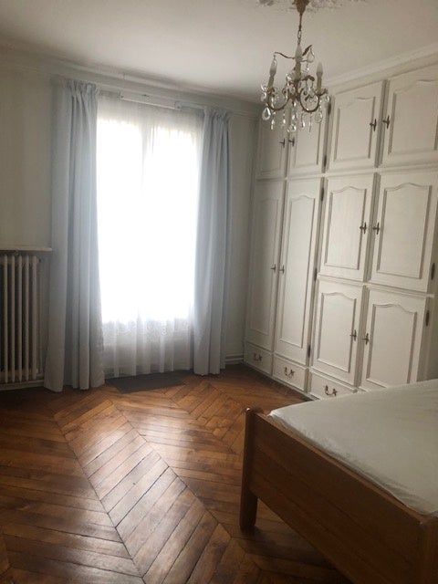 Flat Rue de Rocroy in Paris