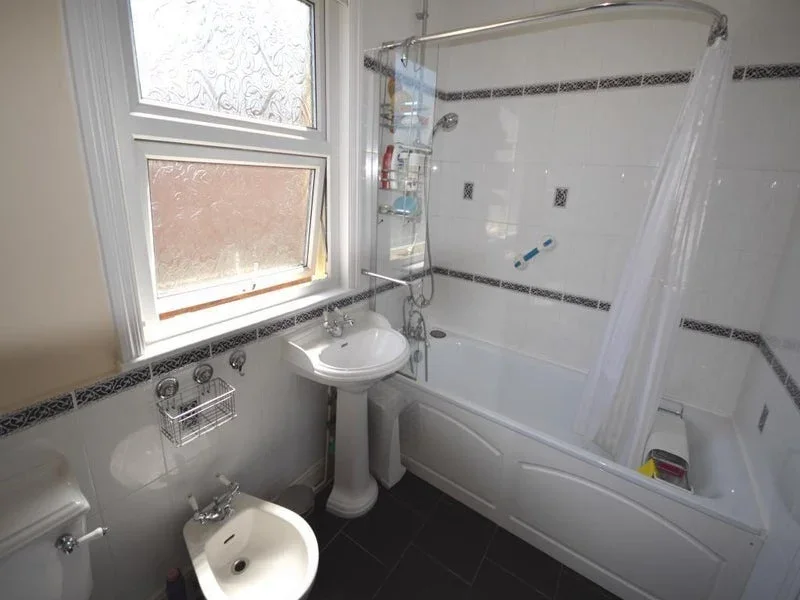 Room Lewis Road in Greater London