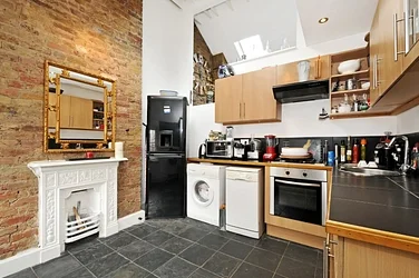 Flat Rowfant Road in Greater London