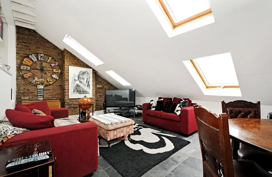 Flat Rowfant Road in Greater London