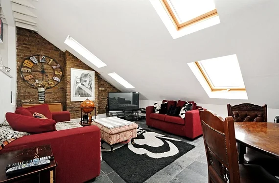 Flat Rowfant Road in Greater London