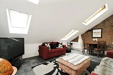 Flat Rowfant Road in Greater London