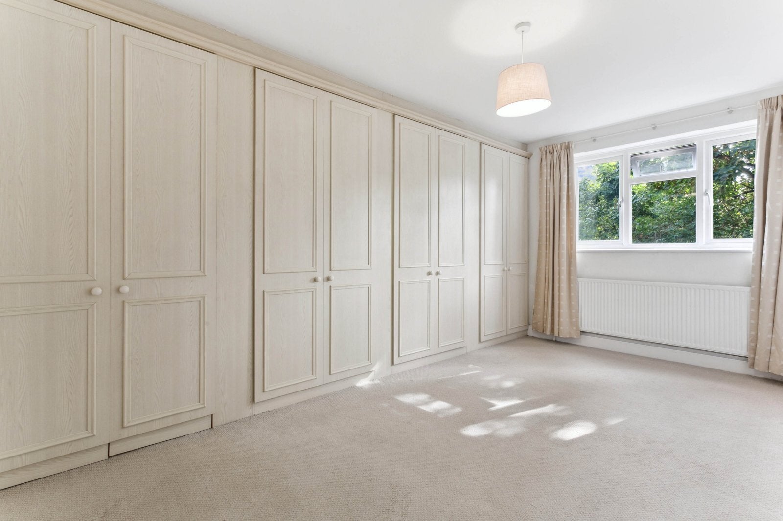 Flat Kew Road in Greater London