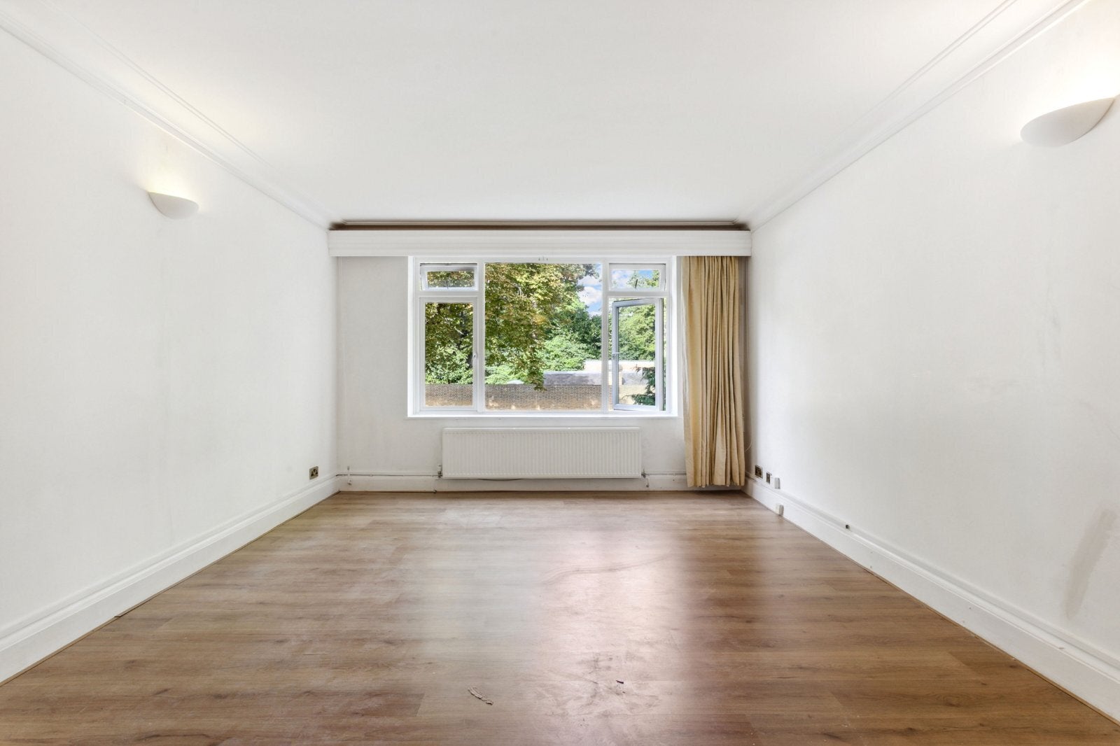 Flat Kew Road in Greater London