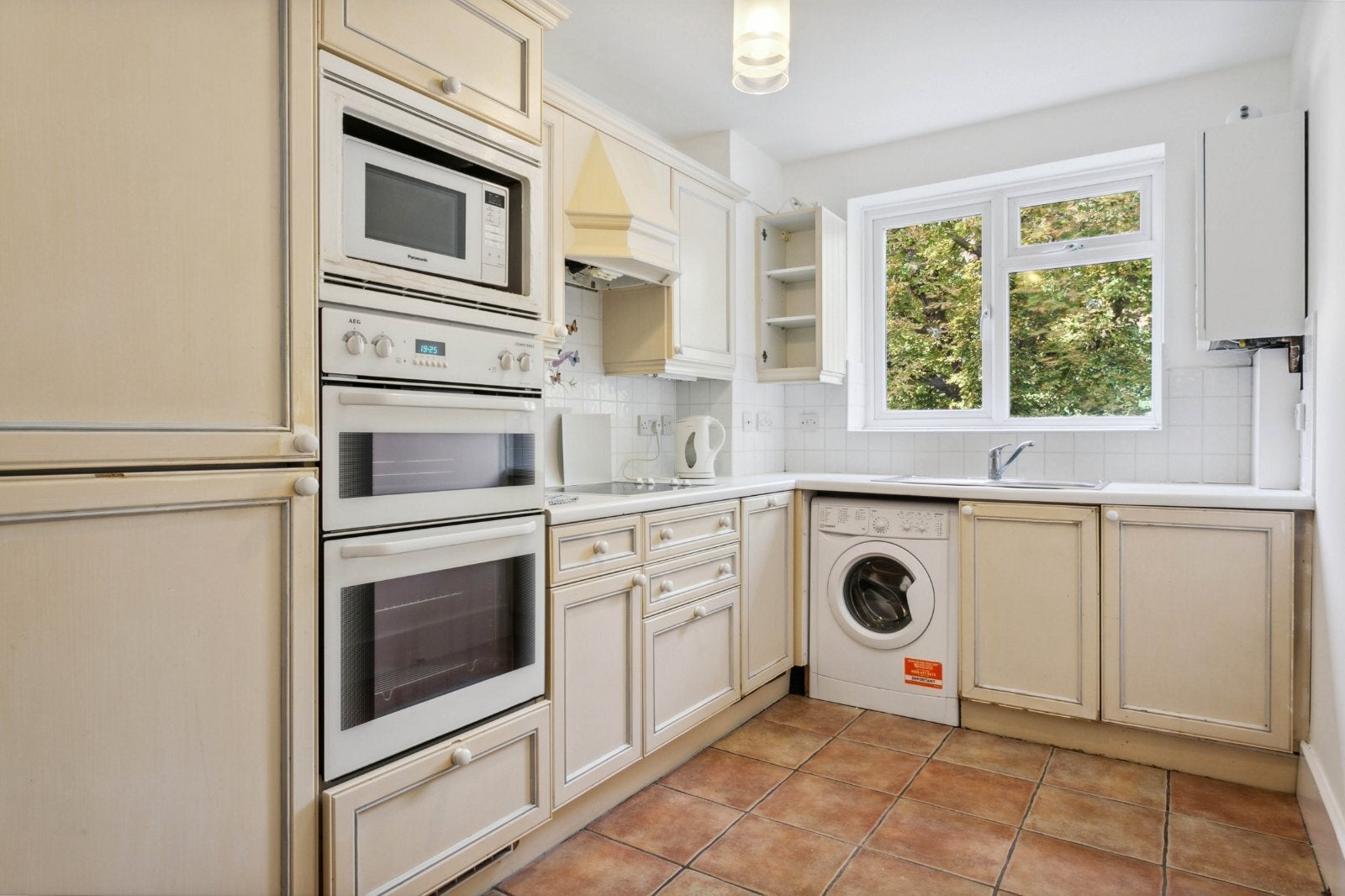 Flat Kew Road in Greater London