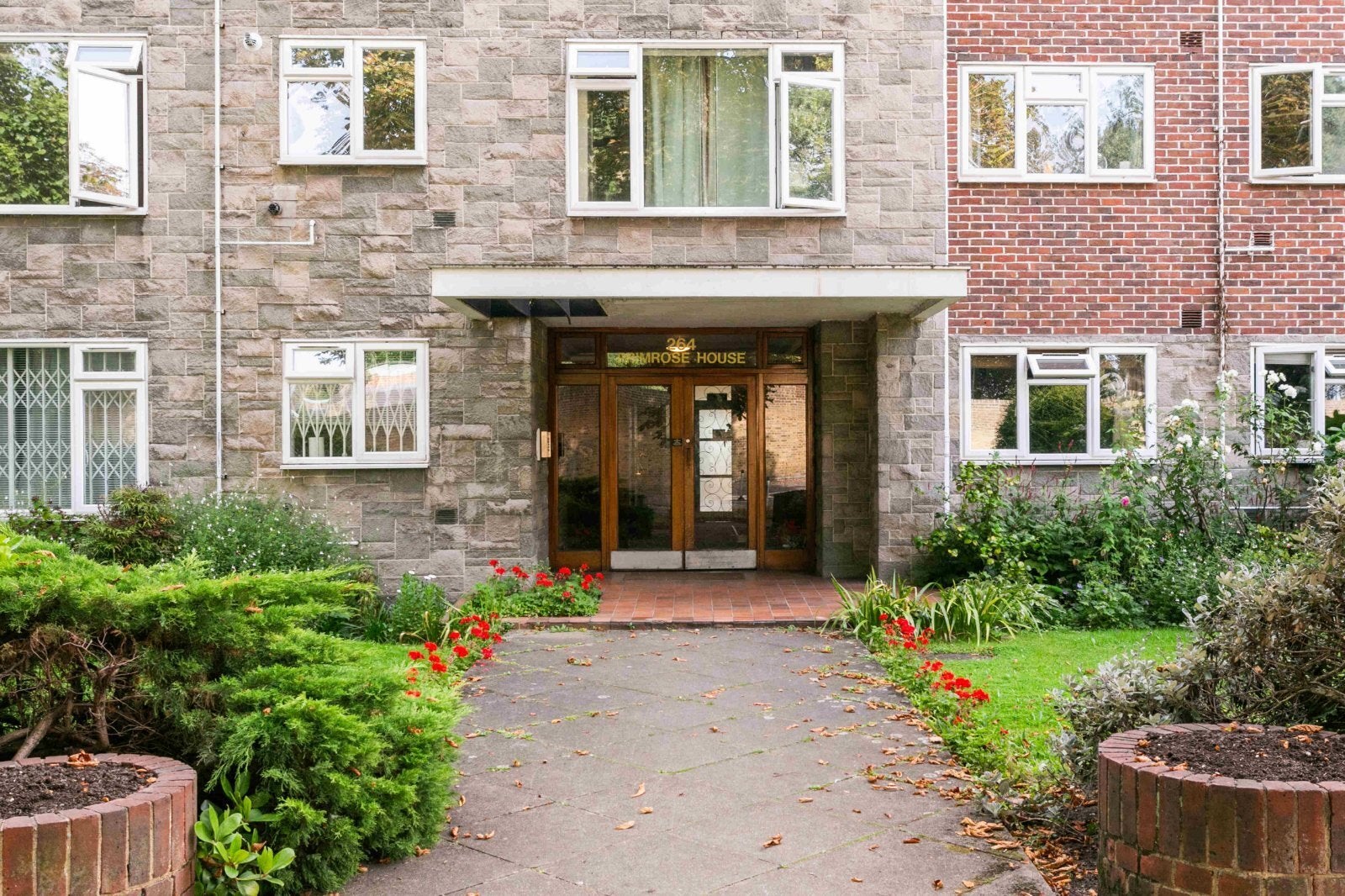 Flat Kew Road in Greater London