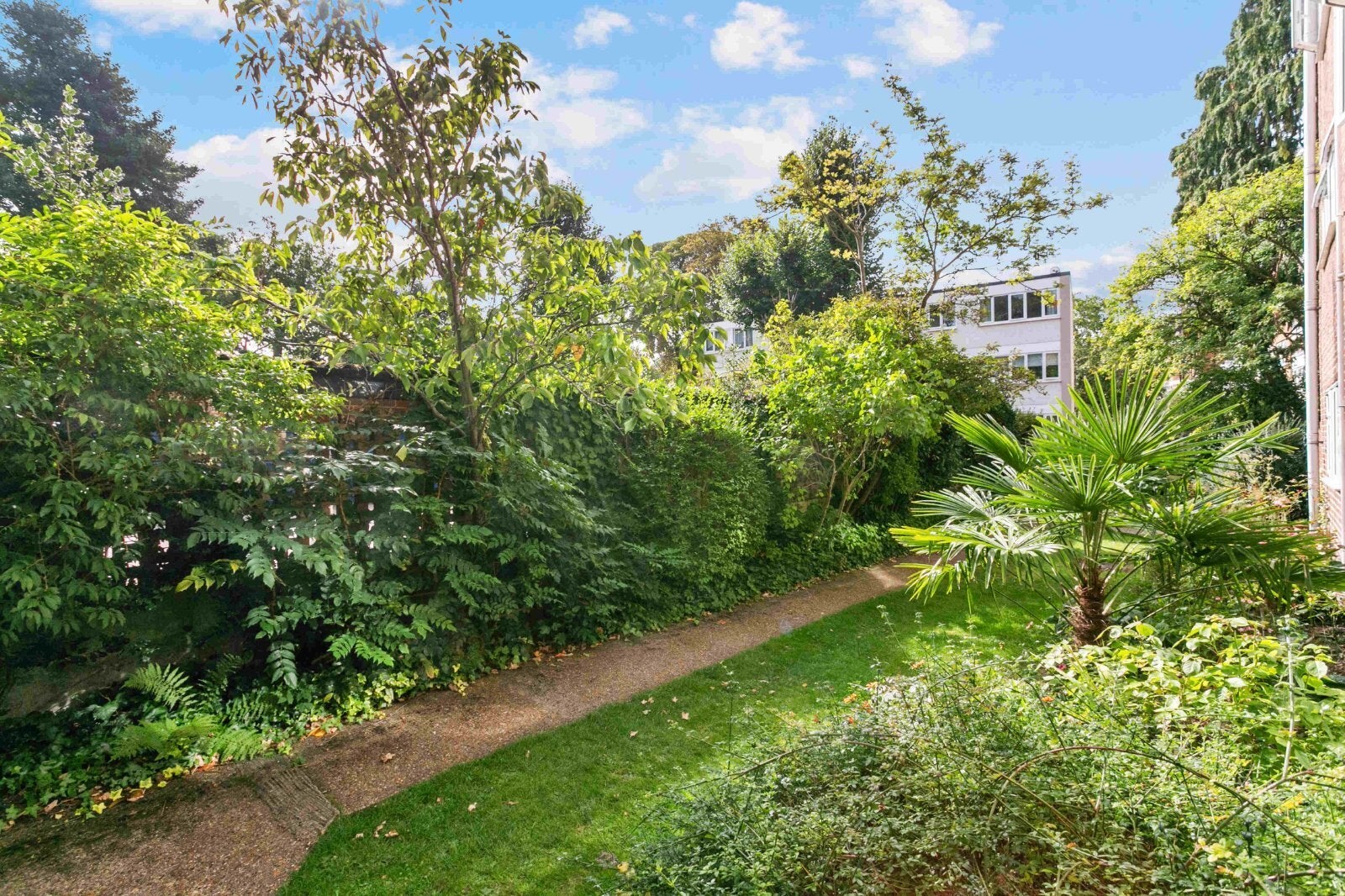 Flat Kew Road in Greater London