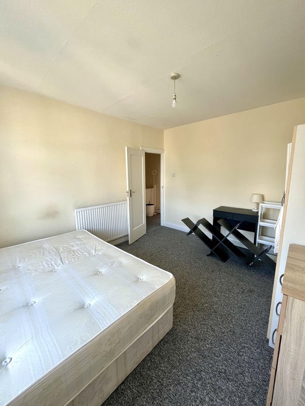 Room Tewkesbury Terrace in Greater London