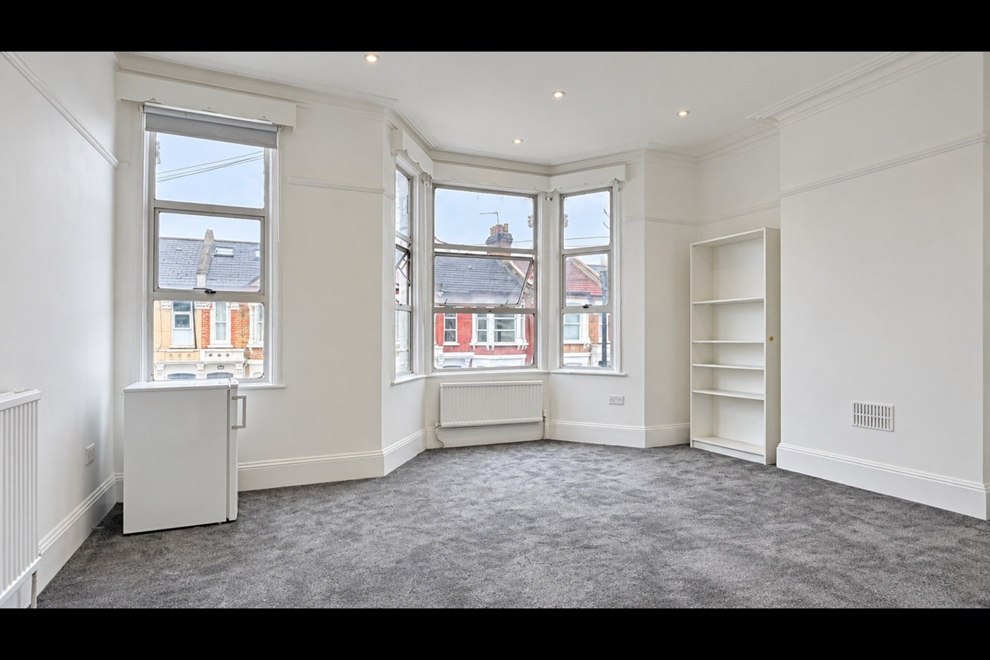 Flat Mortimer Road in Greater London
