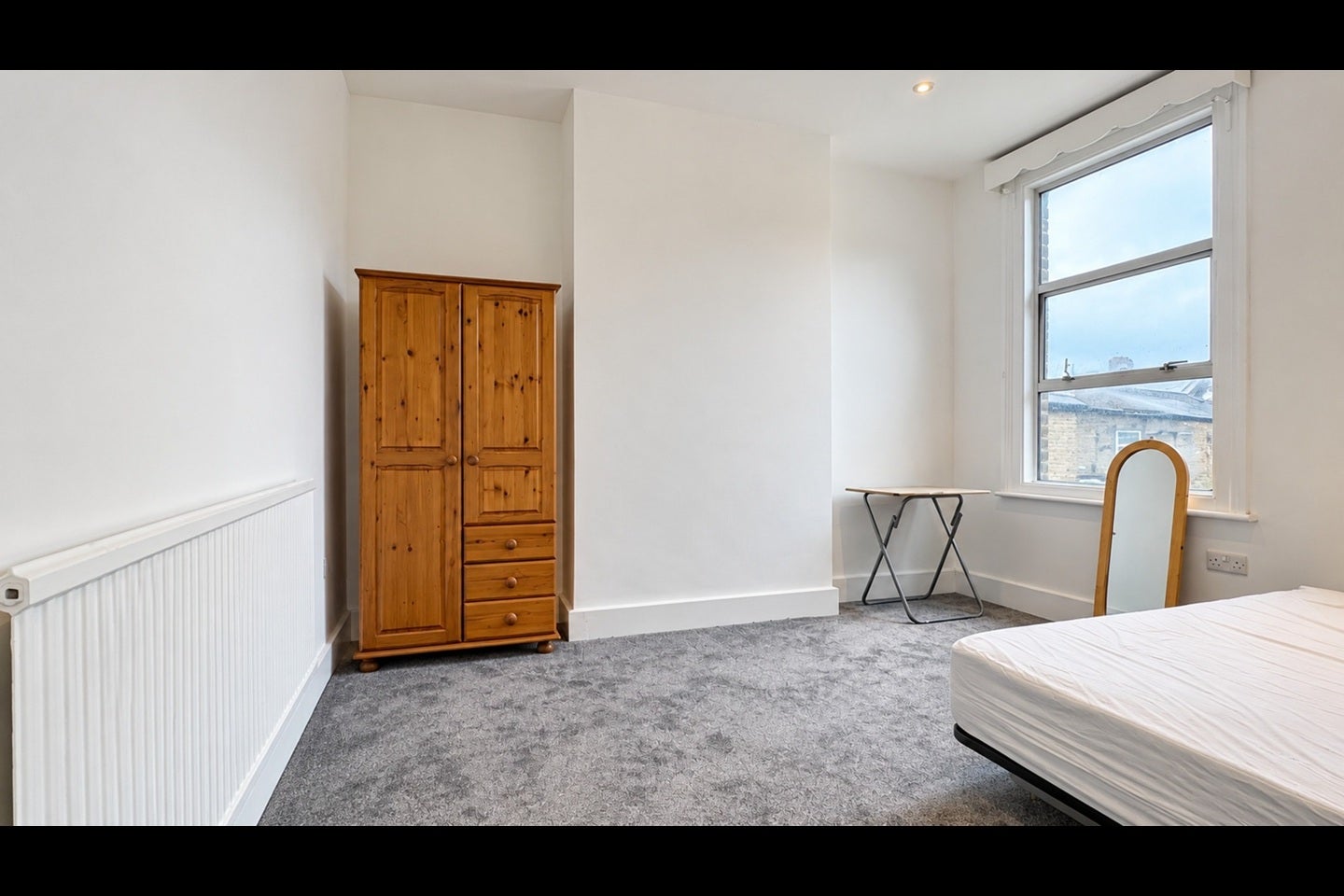 Flat Mortimer Road in Greater London