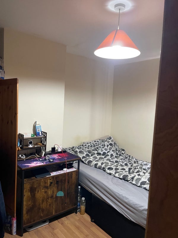 Room Cobham Close in Greater London