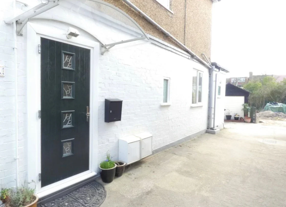 Flat Reeves Avenue in Greater London