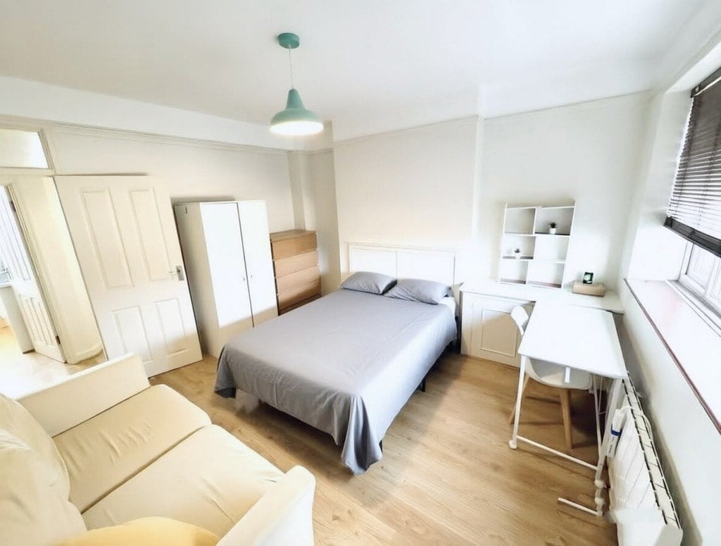 Flat Goldhawk Road in Greater London