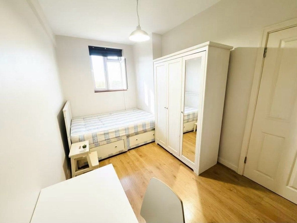 Flat Goldhawk Road in Greater London