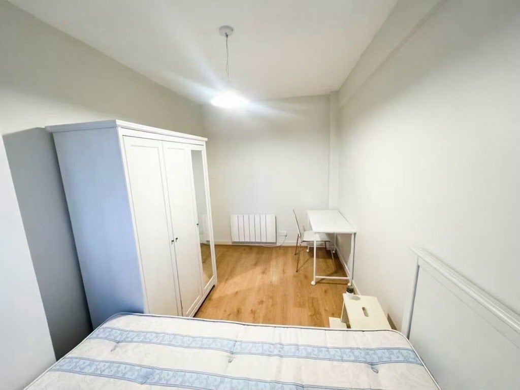 Flat Goldhawk Road in Greater London