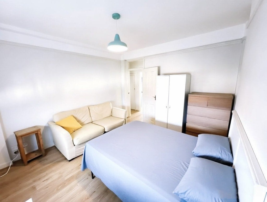 Flat Goldhawk Road in Greater London