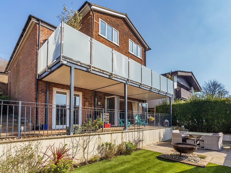House Commonwealth Road in Caterham