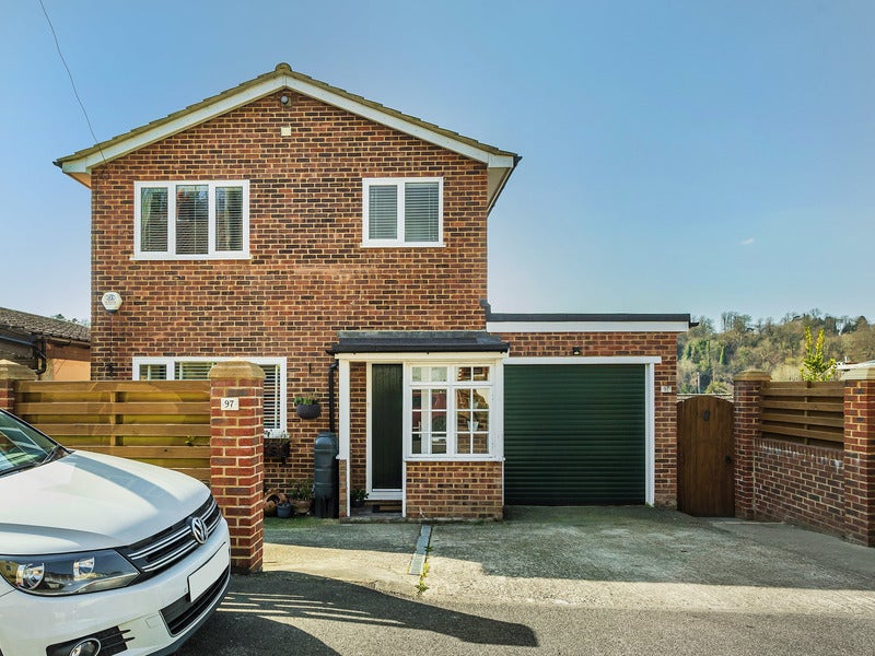 House Commonwealth Road in Caterham
