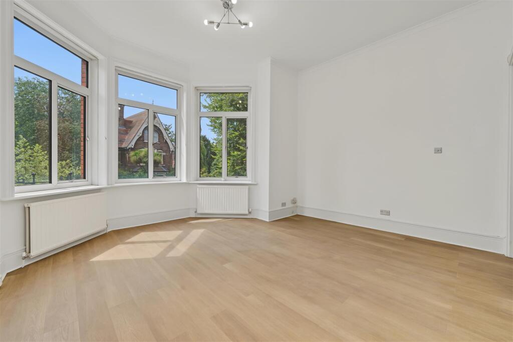 Flat Fitzjohn's Avenue in Greater London