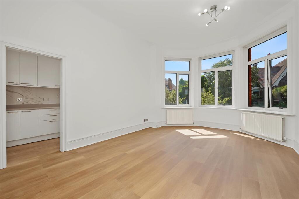 Flat Fitzjohn's Avenue in Greater London