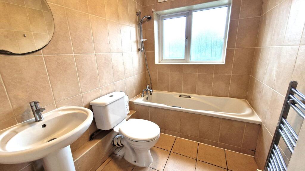 Flat Pynnacles Close in Greater London