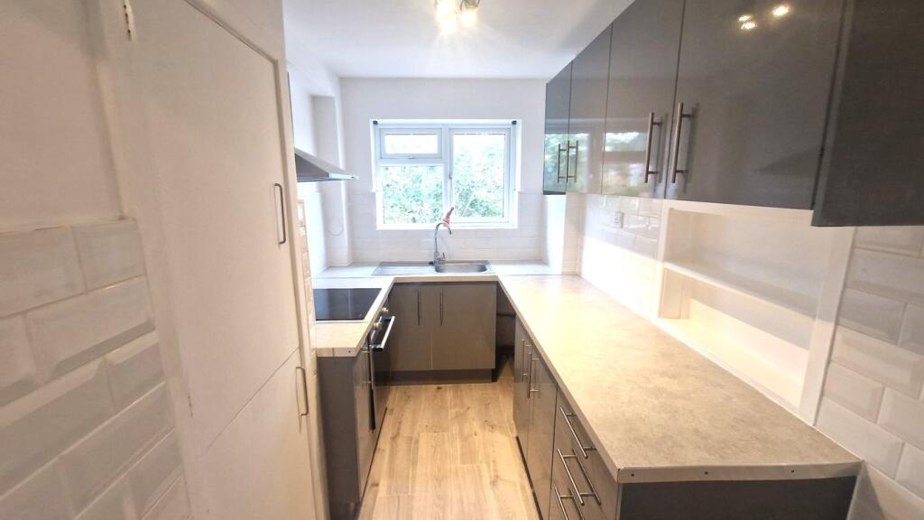Flat Pynnacles Close in Greater London