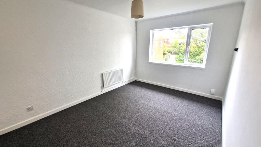 Flat Pynnacles Close in Greater London