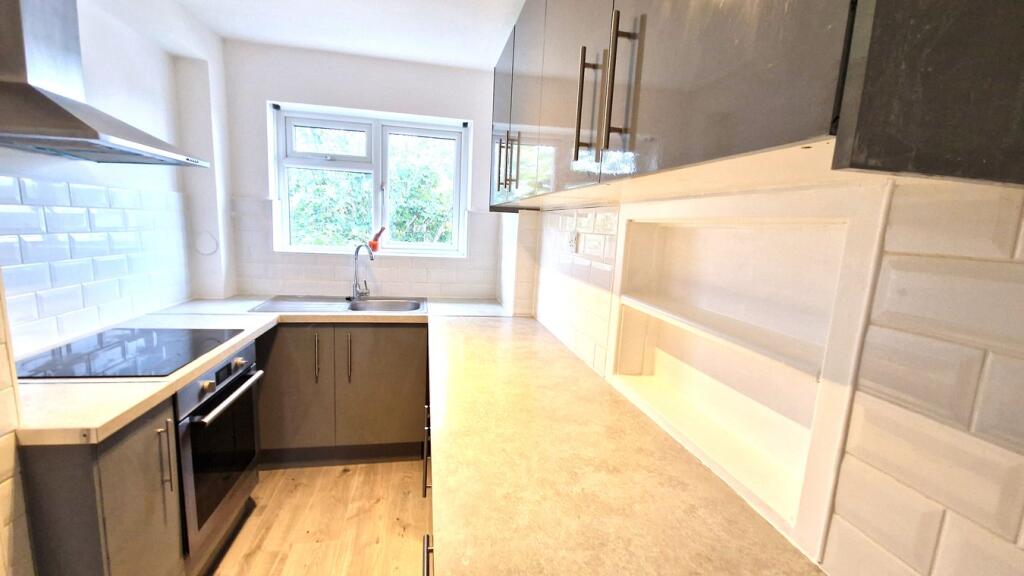 Flat Pynnacles Close in Greater London