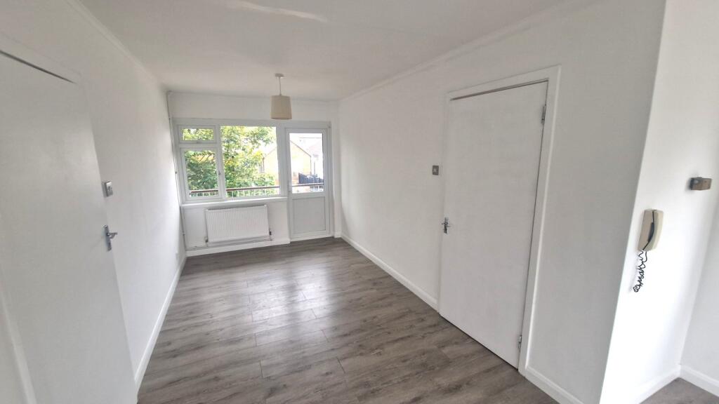 Flat Pynnacles Close in Greater London