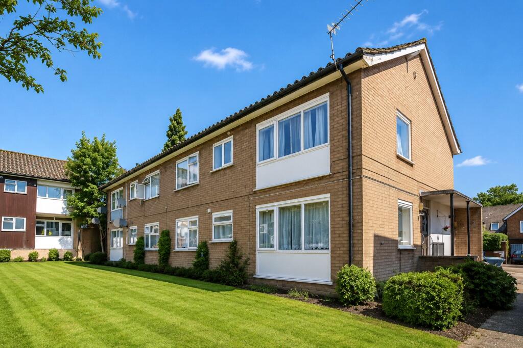 Flat Pynnacles Close in Greater London