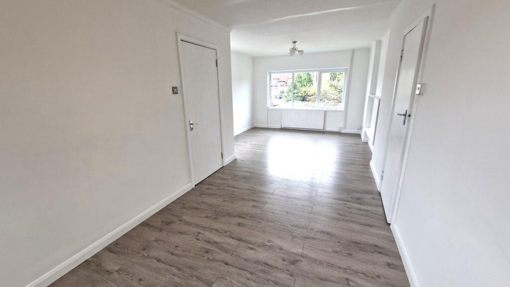 Flat Pynnacles Close in Greater London