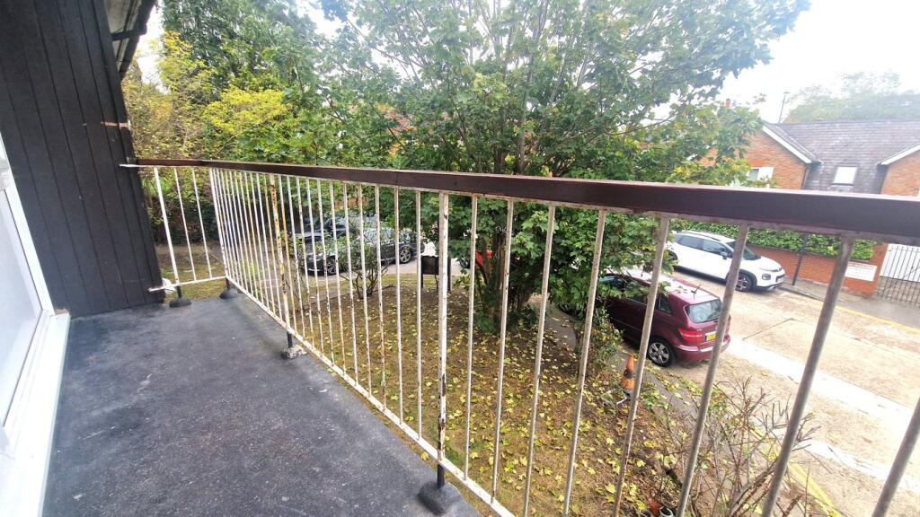 Flat Pynnacles Close in Greater London