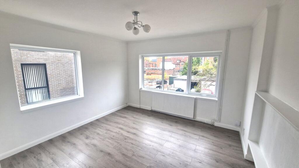 Flat Pynnacles Close in Greater London