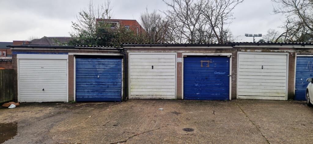Flat Pynnacles Close in Greater London