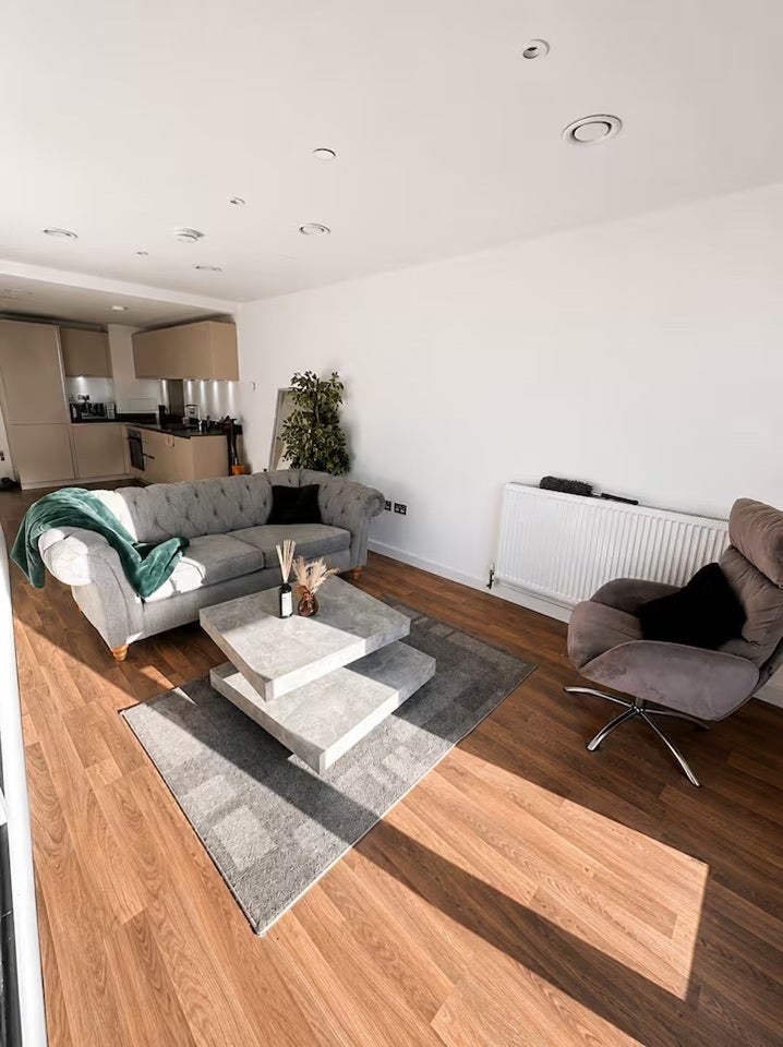 Flat Bondway in Greater London