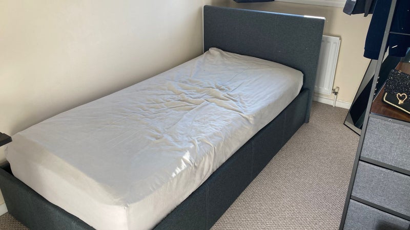 Room Mendip Close in Slough