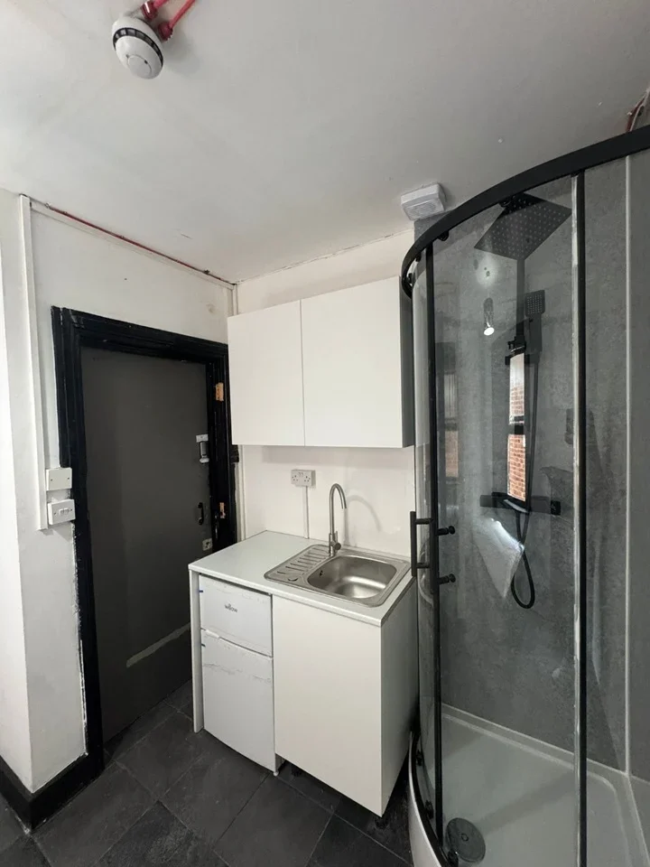 Room High Road in Greater London