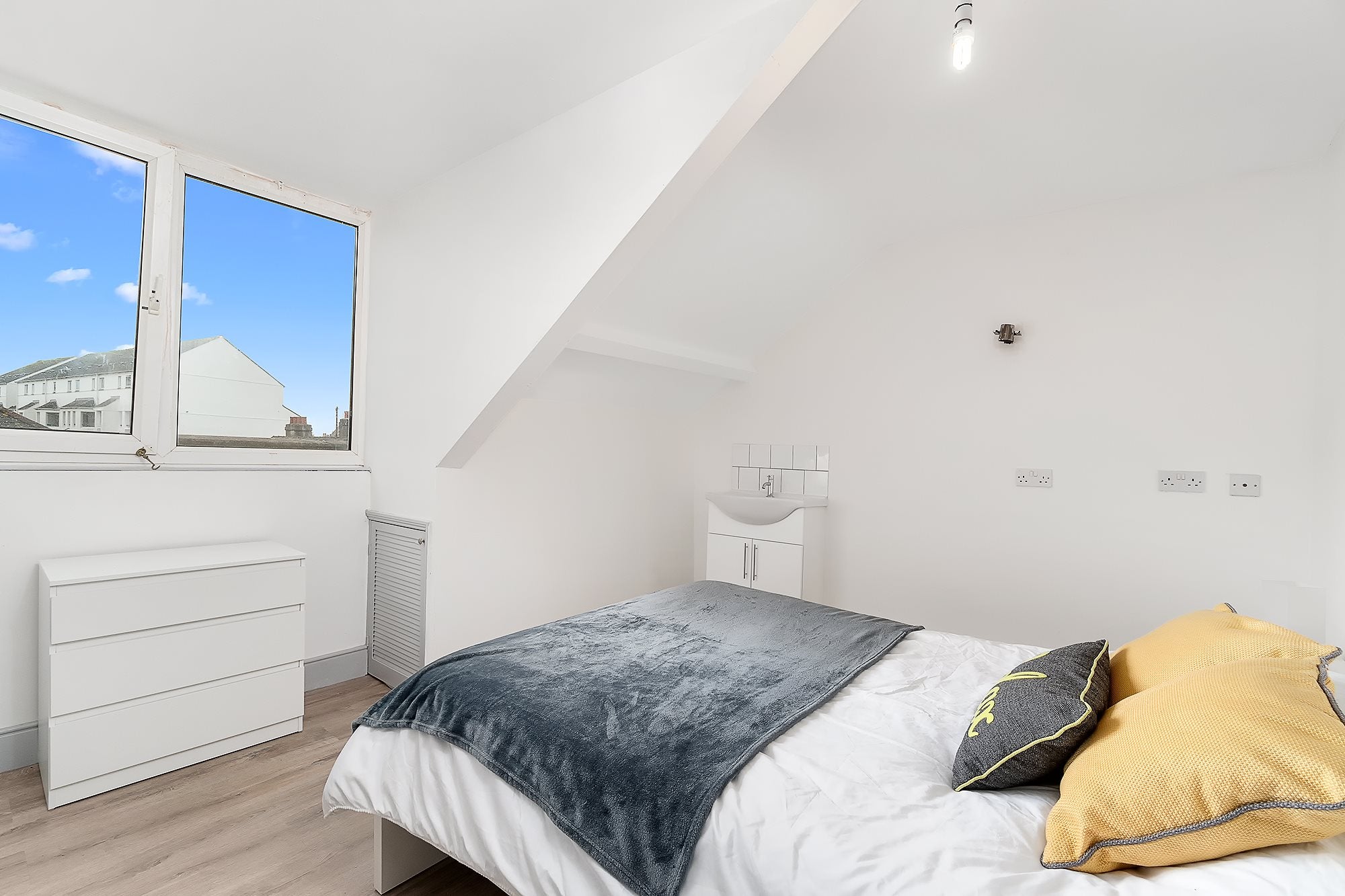 Room North Road West in Plymouth