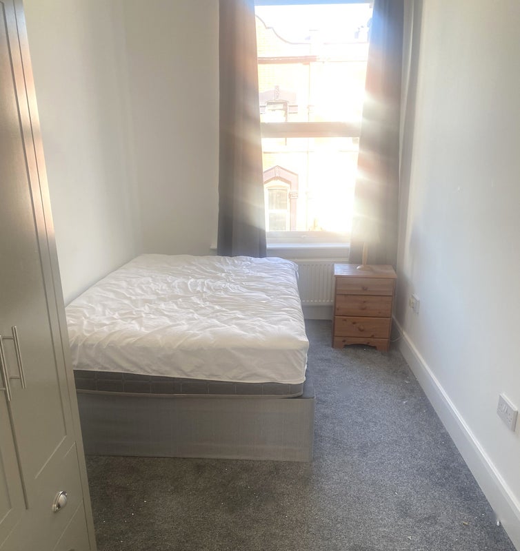 Room Willesden Lane in Greater London