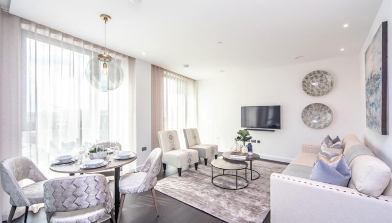 Flat Ponton Road in Greater London