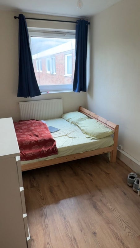 Room Burdett Road in Greater London