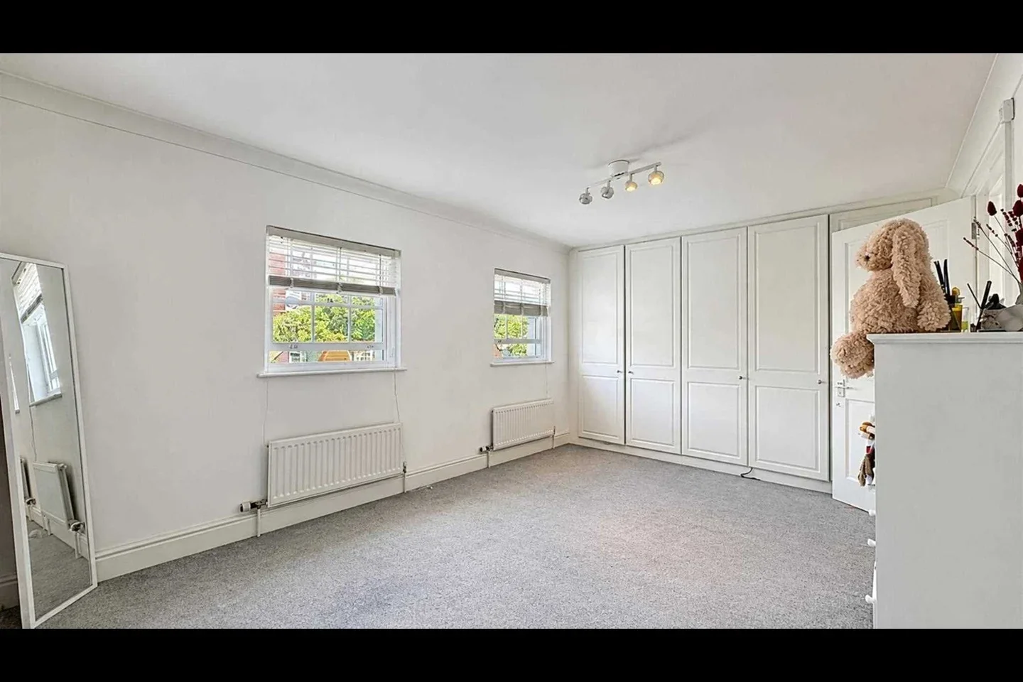 House Queen's Grove in Greater London