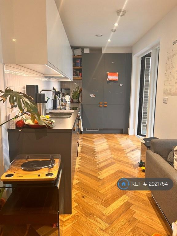 Flat Forsyte Crescent in Greater London
