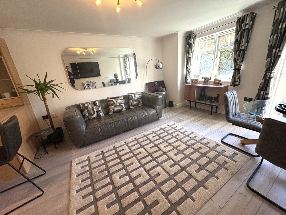 Flat Brackenhurst Place in Leeds