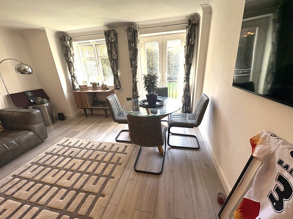 Flat Brackenhurst Place in Leeds