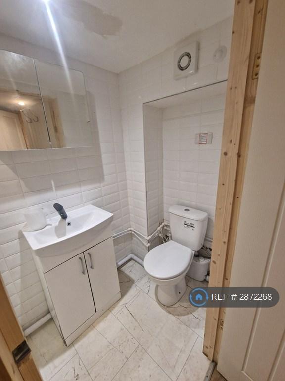 Room Lonsdale Road in Stevenage