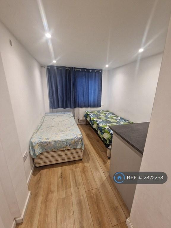 Room Lonsdale Road in Stevenage