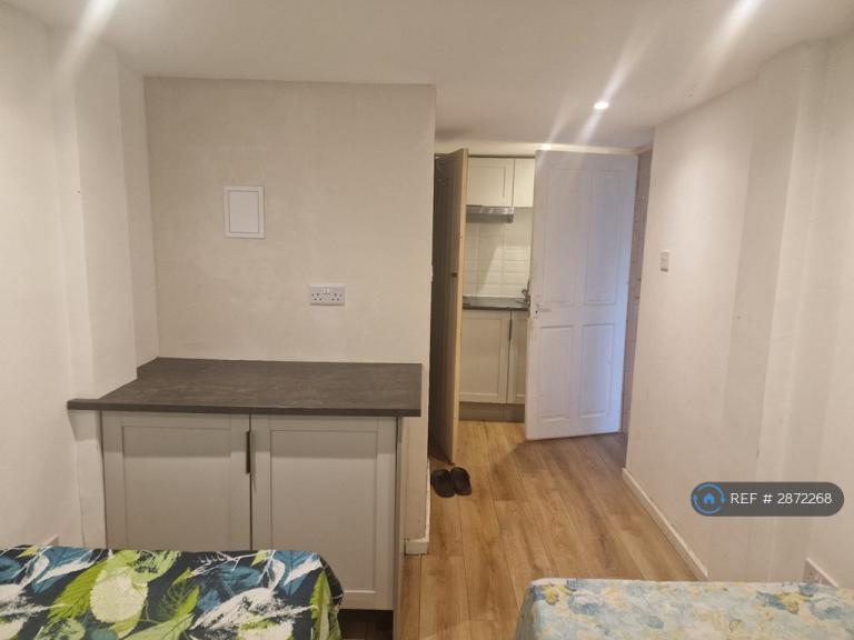 Room Lonsdale Road in Stevenage